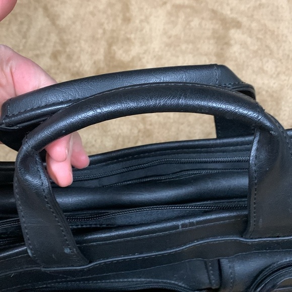 Bugatti Expandable Executive Carrying Case w/ handles/adjustable shoulder strap - Picture 12 of 17